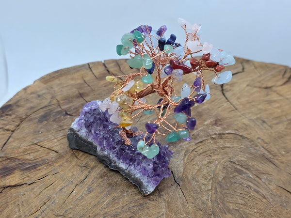 Árbol de chakra con chips de cristal