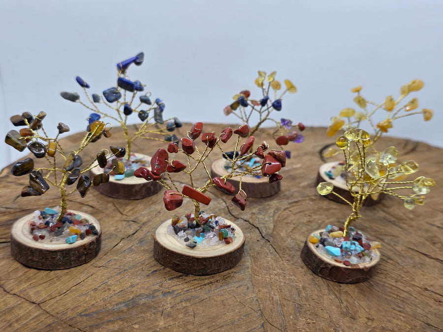 Árboles de chips de cristal con base de madera